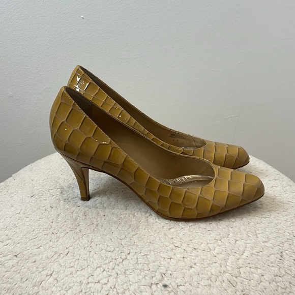 BCBG gold/yellow reptile textured Heels Elegant Design size 6. - Picture 2 of 10